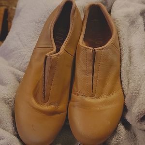 I am selling dance shoes aka Tap shoes 👞